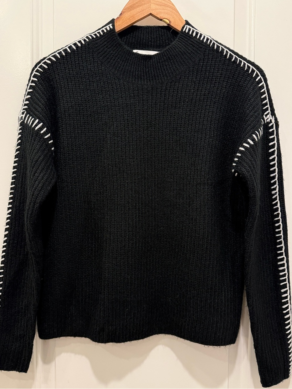Evereve Black Crewneck Sweater with White Stitch Trim